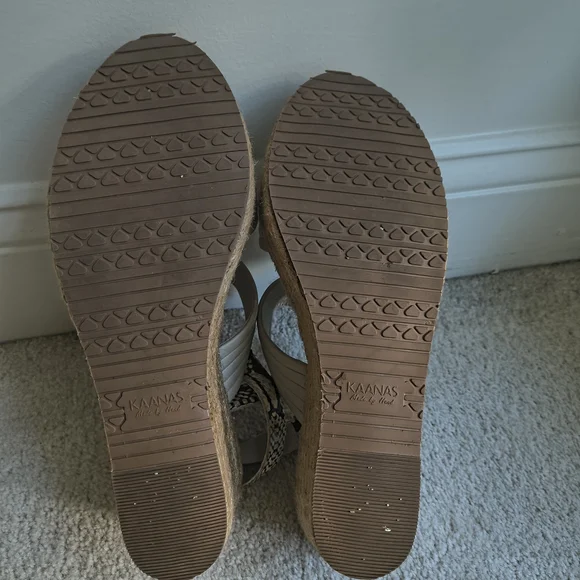 Kaanas Gray Platform Wedges with Gold Accent - Picture 5 of 6